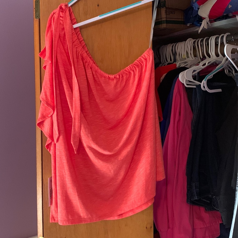 One shoulder top